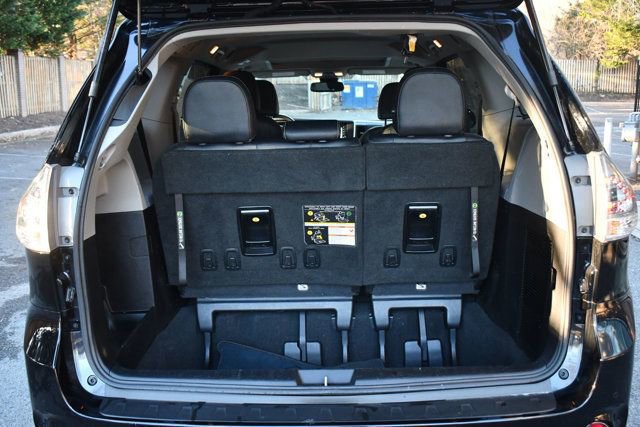 Used 2020 Toyota Sienna SE image 7