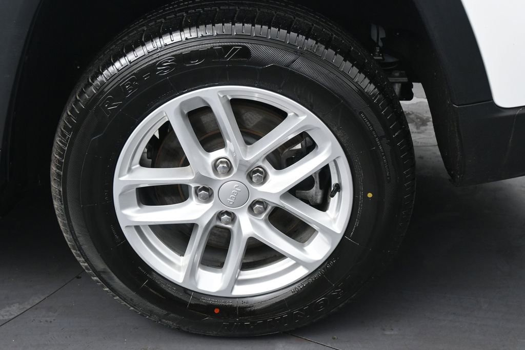 Used 2023 Jeep Grand Cherokee L Laredo RWD image 35