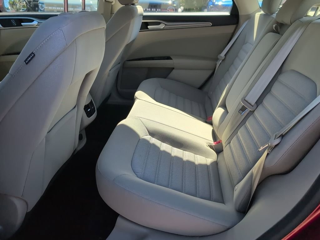 Used 2017 Ford Fusion SE w/ Fusion SE Technology Package image 11