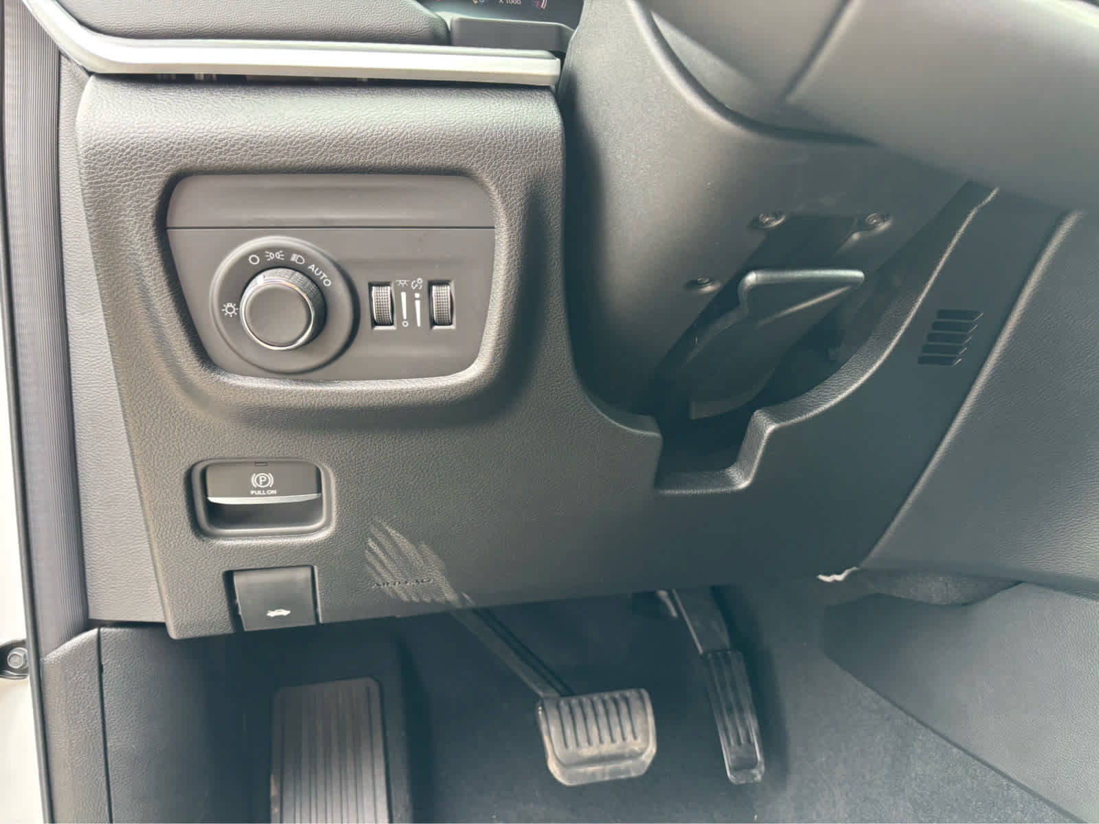Used 2025 Jeep Grand Cherokee Laredo RWD image 45