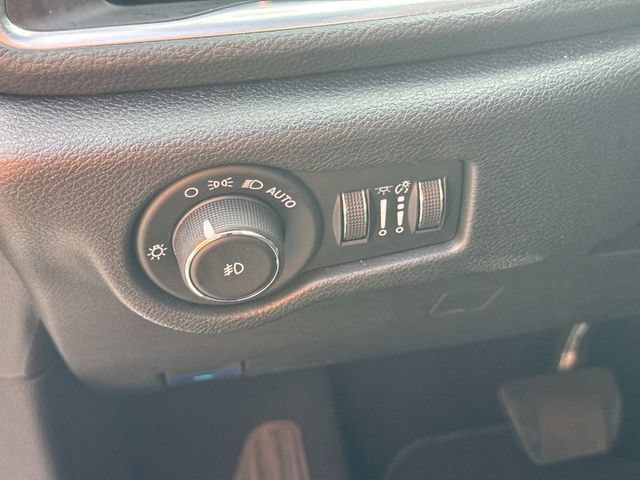 Used 2025 Chrysler Pacifica Limited FWD image 33