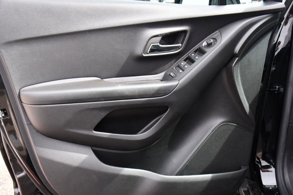 Used 2022 Chevrolet Trax LT w/ LT Convenience Package AWD/4WD image 22