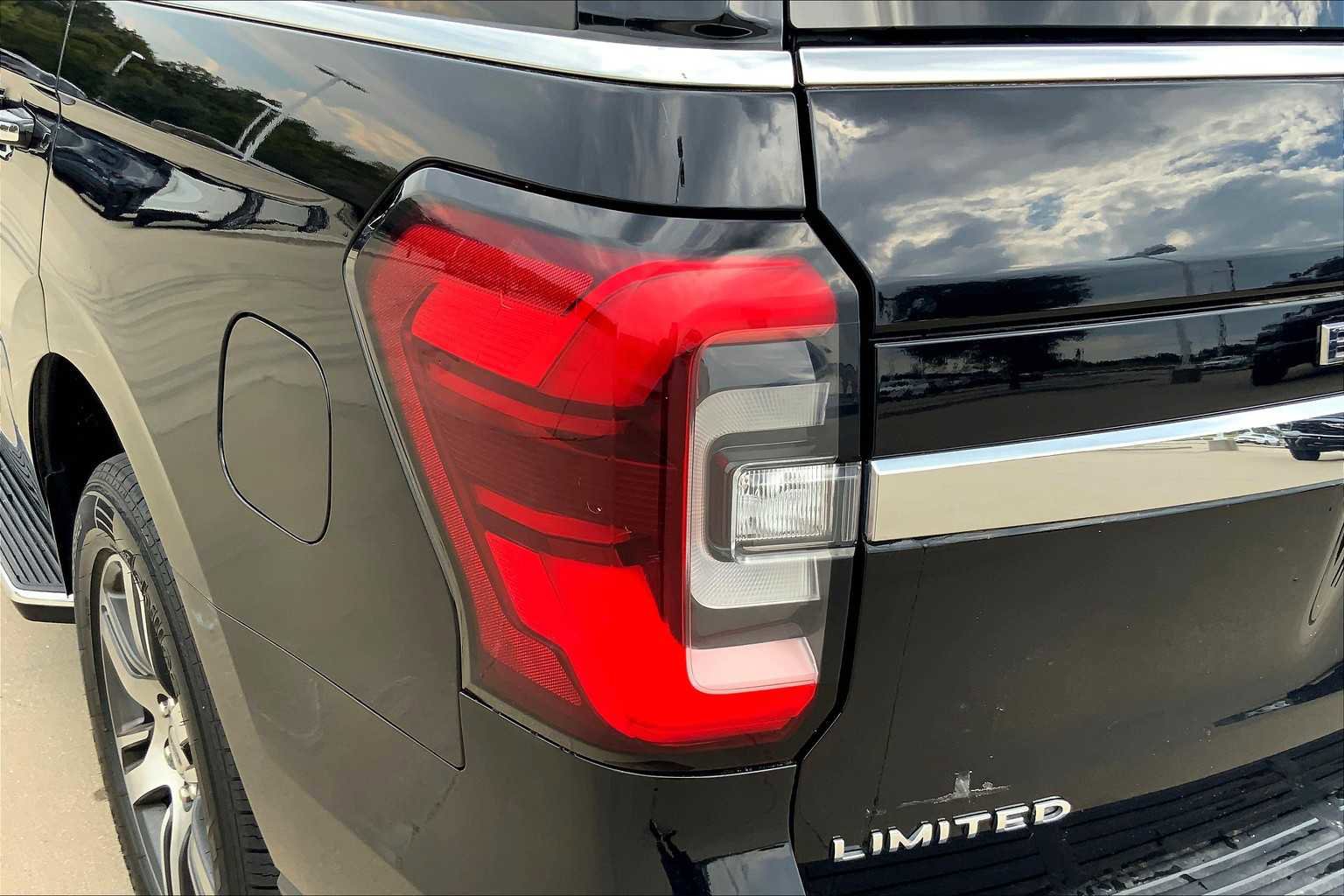 Used 2022 Ford Expedition Limited image 23