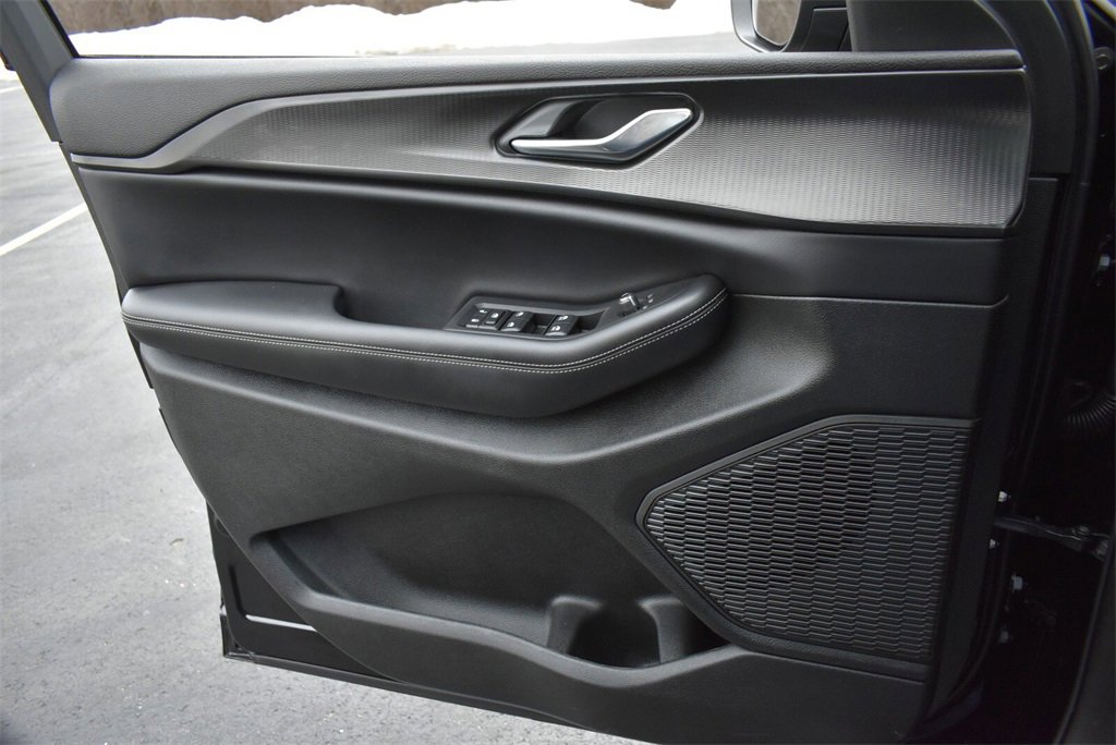 Used 2025 Jeep Grand Cherokee Laredo w/ Luxury Tech Group I image 22