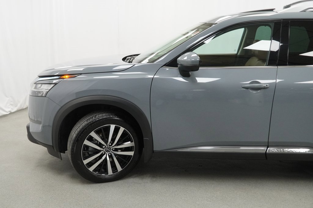 Used 2024 Nissan Pathfinder Platinum w/ Cargo Package image 16