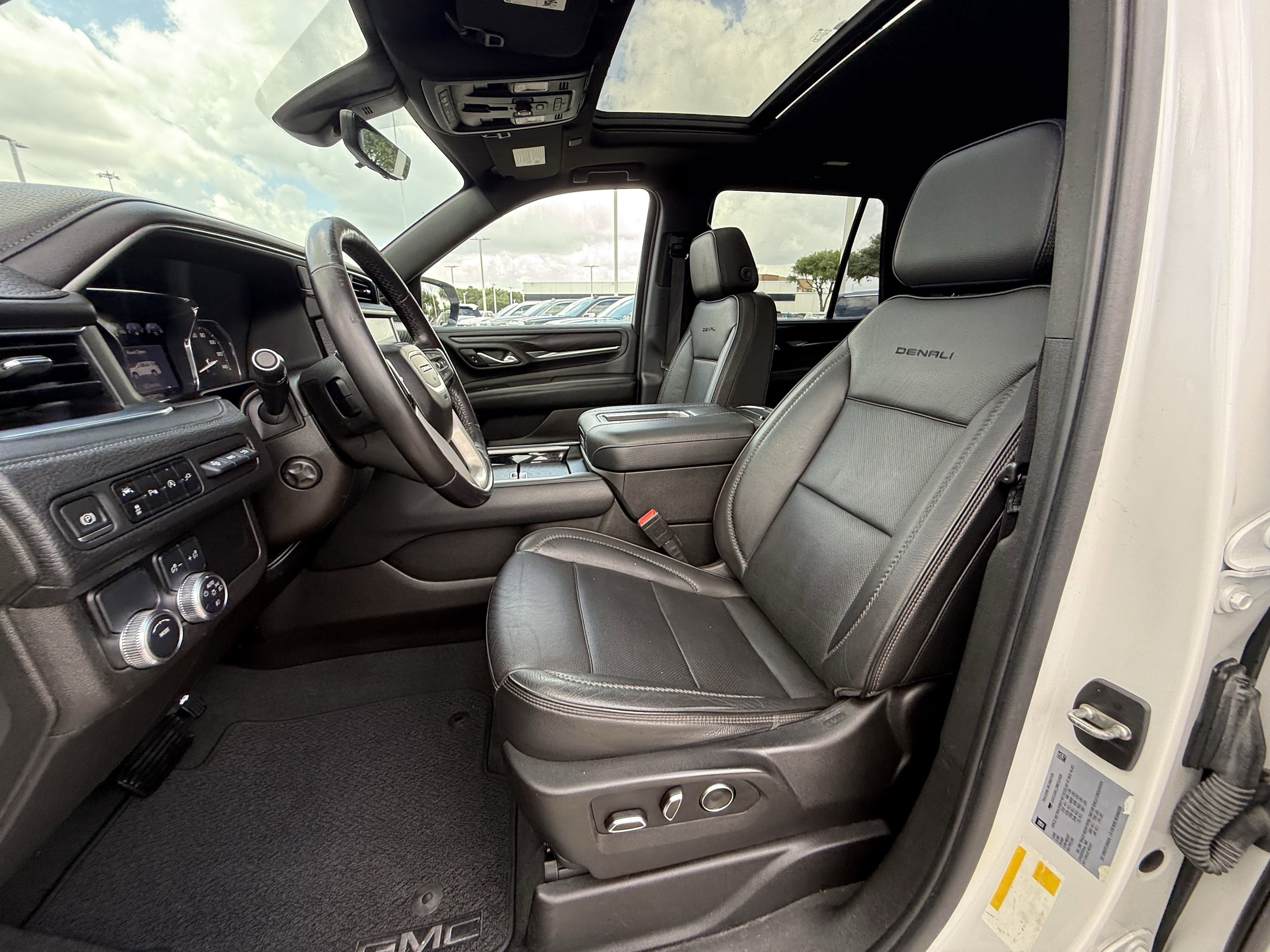 Used 2021 GMC Yukon Denali w/ Denali Premium Package RWD image 26