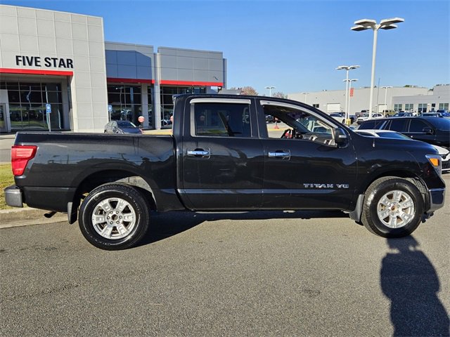 Used 2019 Nissan Titan SV image 12