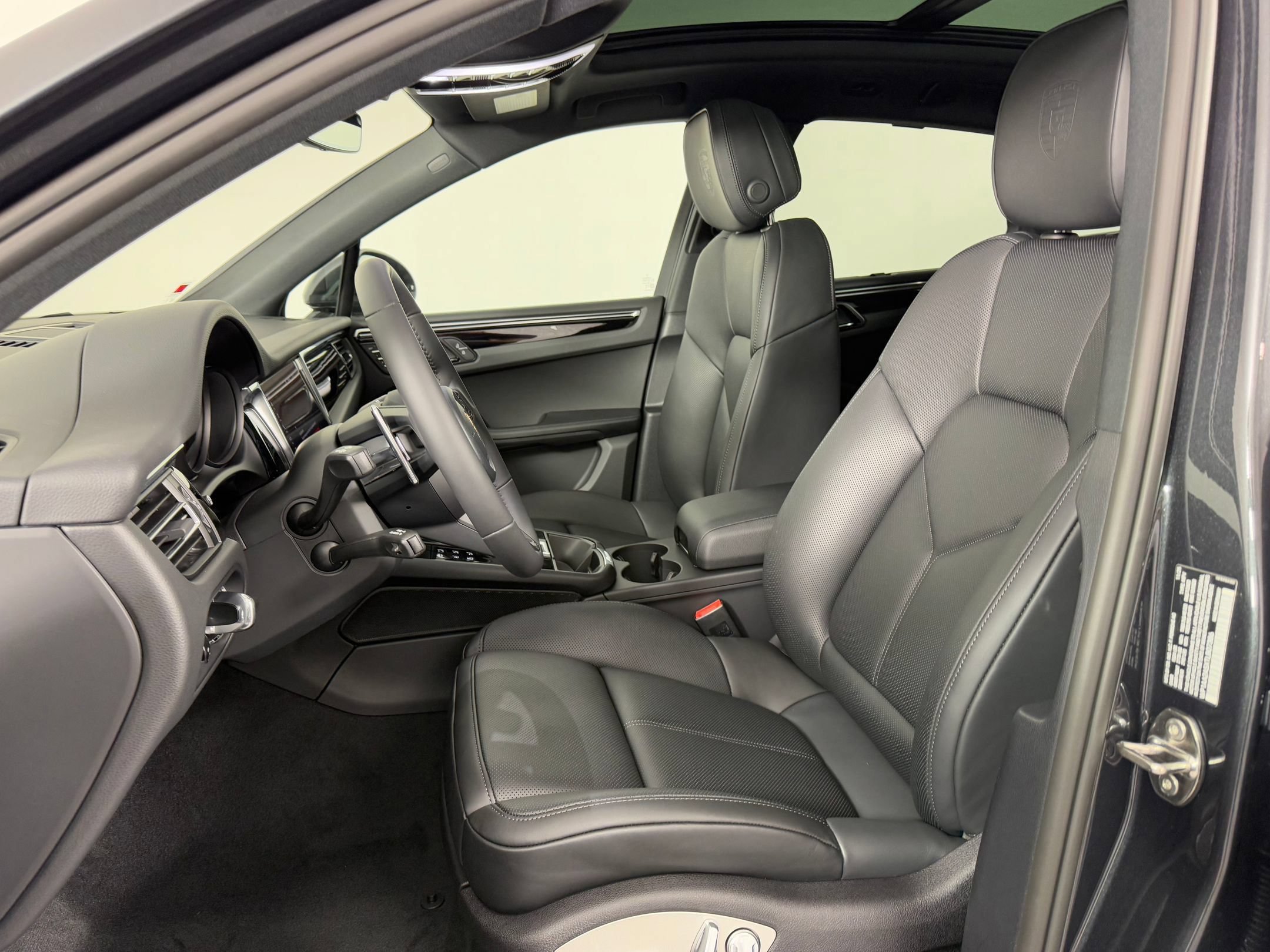 Certified 2026 Porsche Macan AWD/4WD image 5