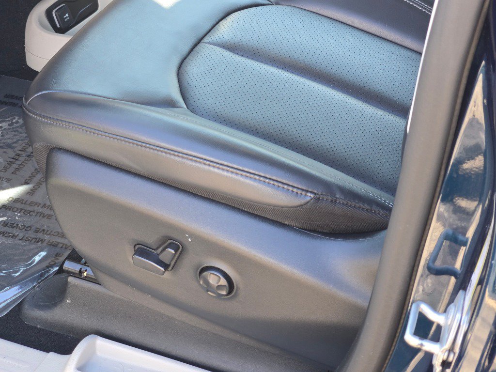 Used 2024 Chrysler Pacifica Limited FWD image 23