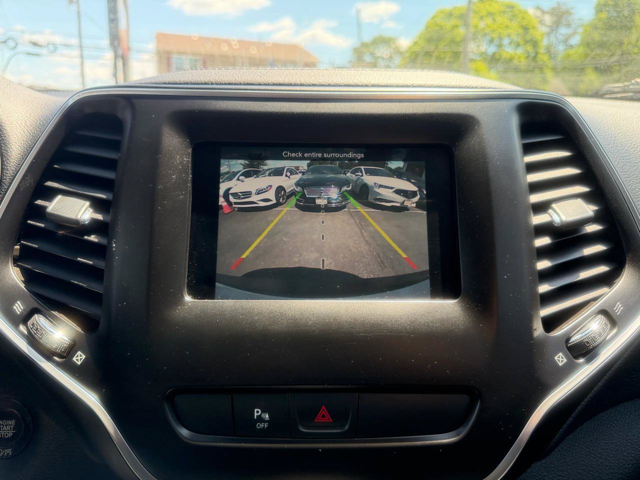 Used 2019 Jeep Cherokee Latitude Plus w/ Comfort/Convenience Group AWD/4WD image 18