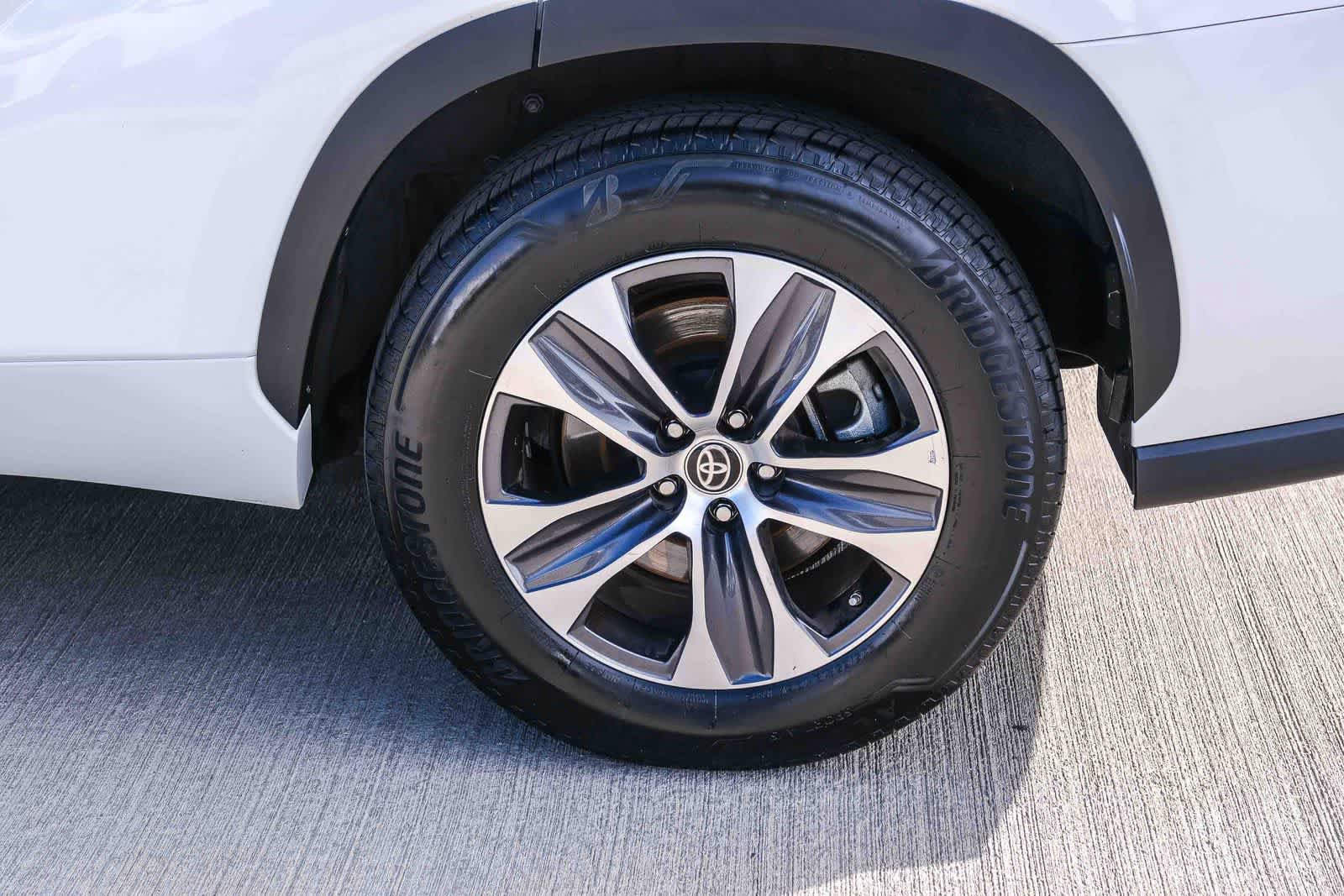 Used 2023 Toyota Highlander XLE FWD image 9