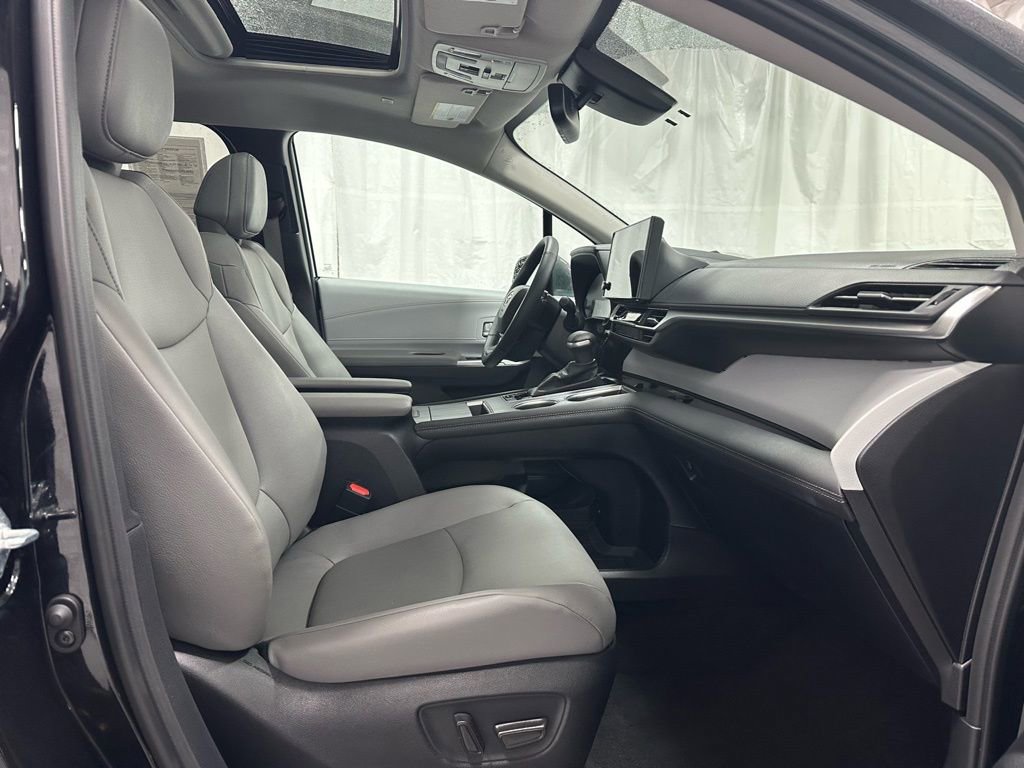 Used 2025 Toyota Sienna XLE image 65