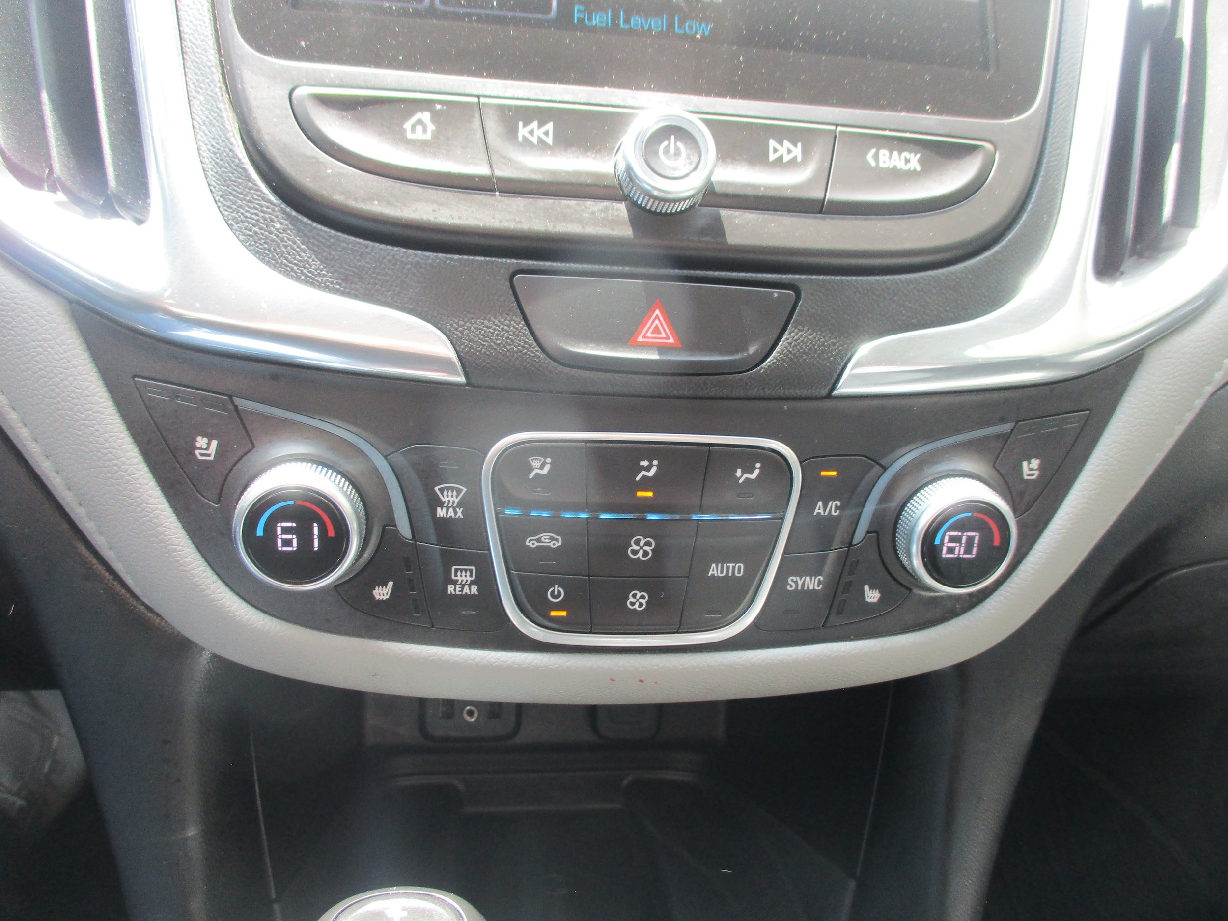 Used 2018 Chevrolet Equinox Premier FWD image 15