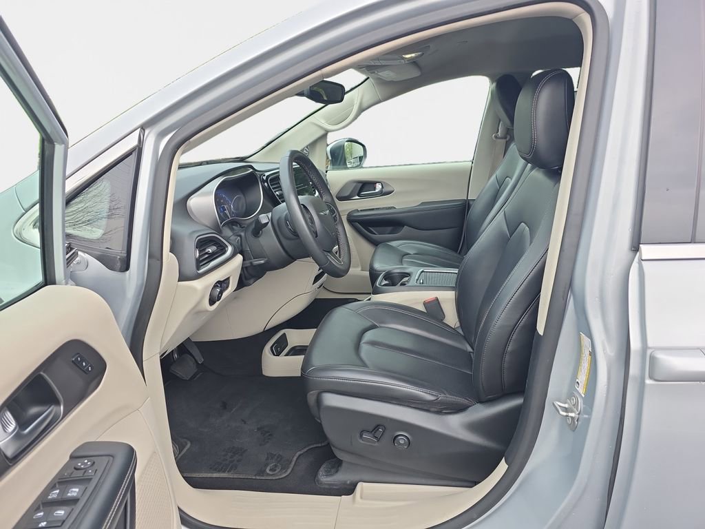 Used 2023 Chrysler Pacifica Touring-L FWD image 12