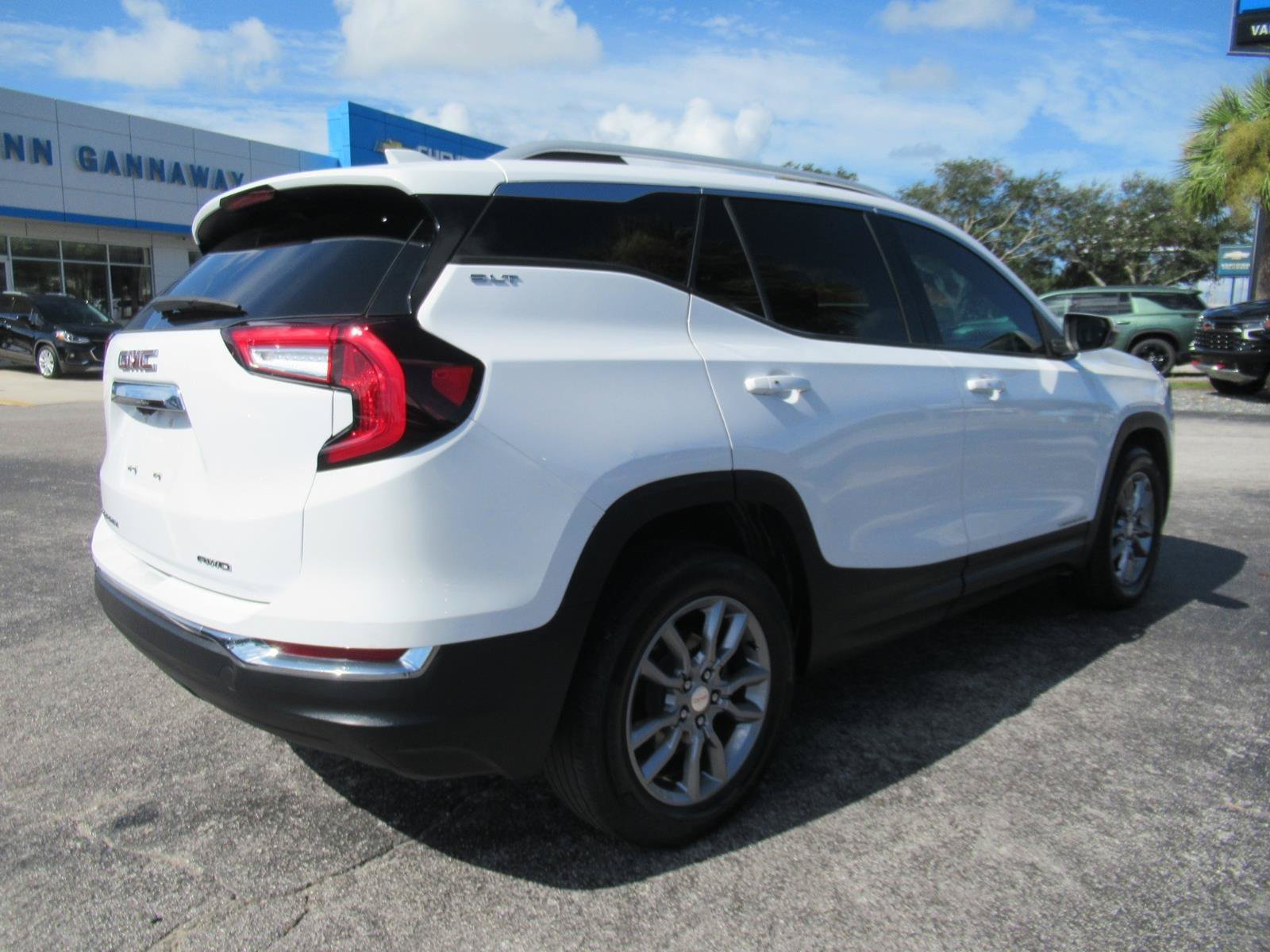 Used 2024 GMC Terrain SLT AWD/4WD image 6