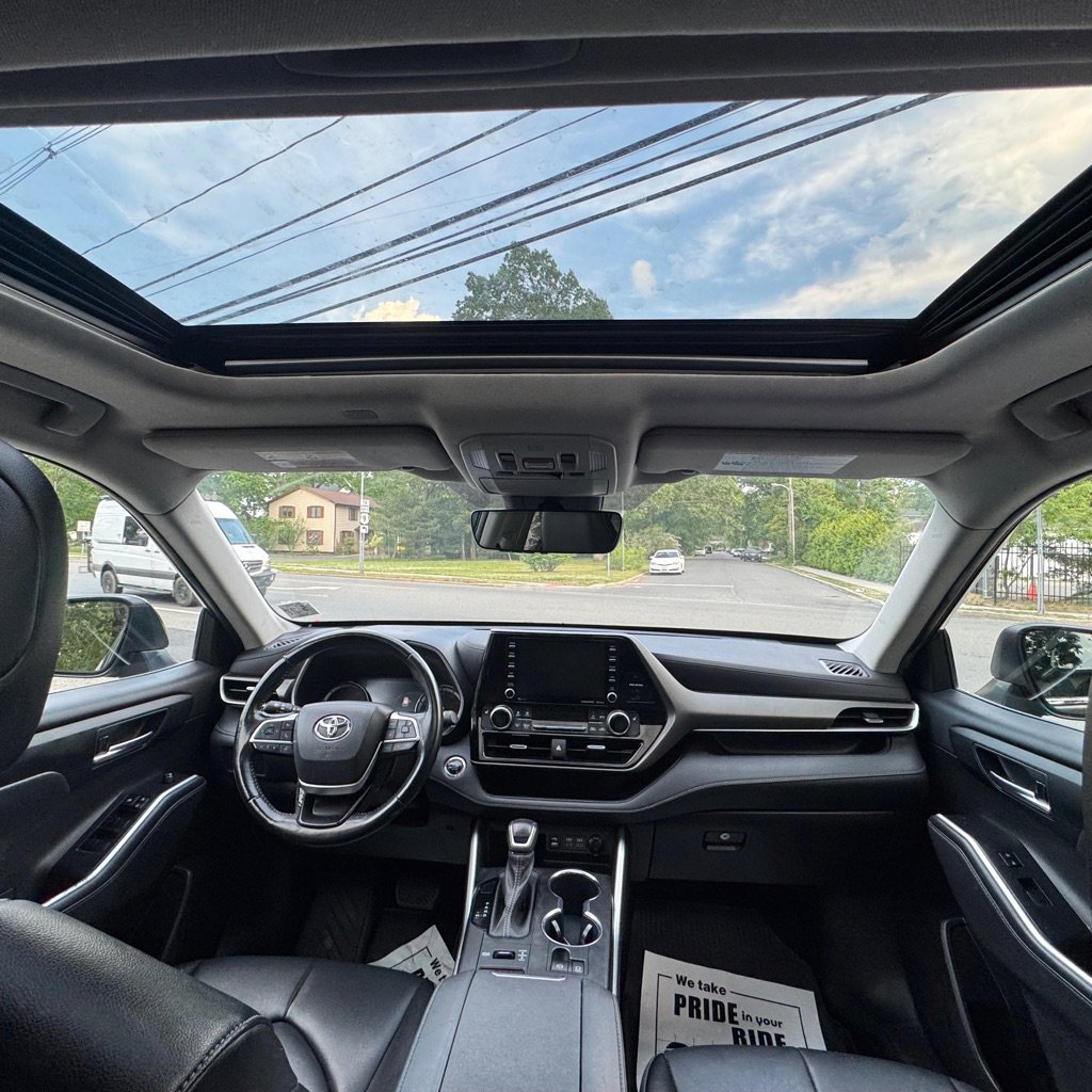 Used 2022 Toyota Highlander XLE AWD/4WD image 15