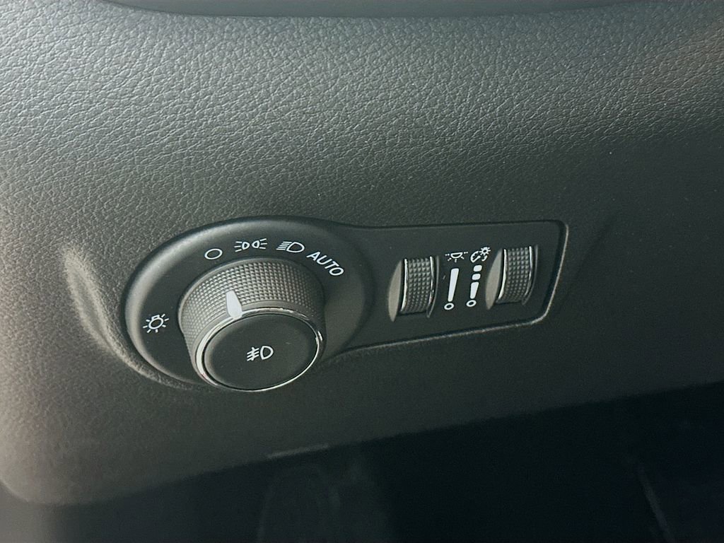 Certified 2025 Jeep Compass Limited image 17