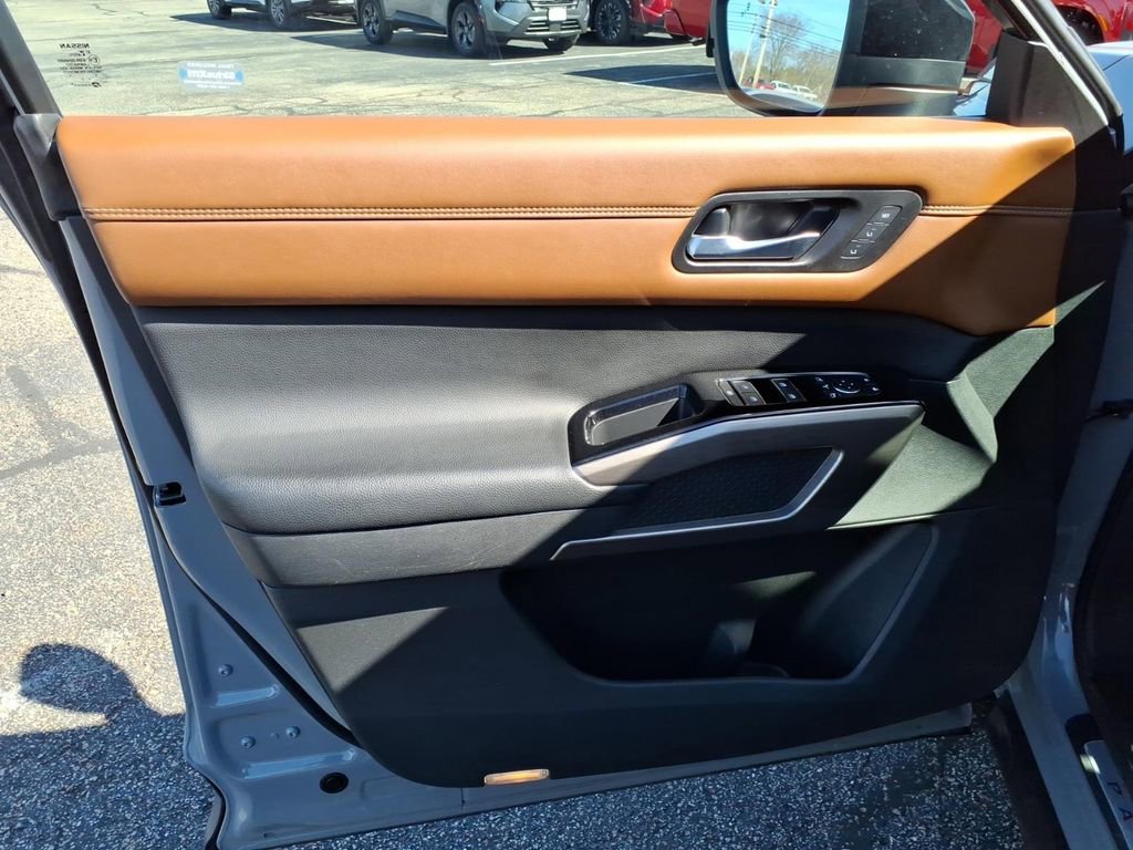 Used 2022 Nissan Pathfinder Platinum AWD/4WD image 19