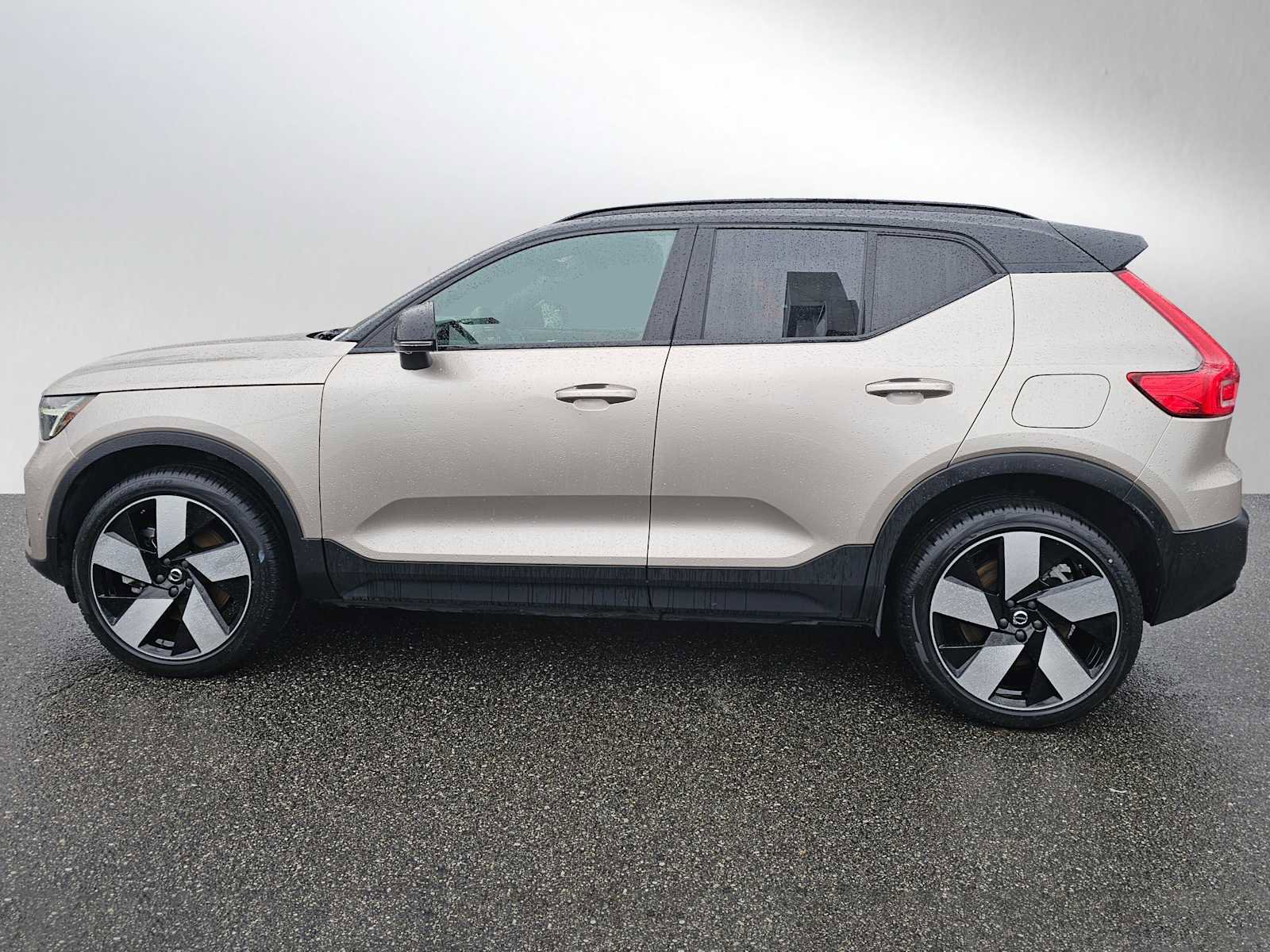 Certified 2023 Volvo XC40 Recharge Plus image 6
