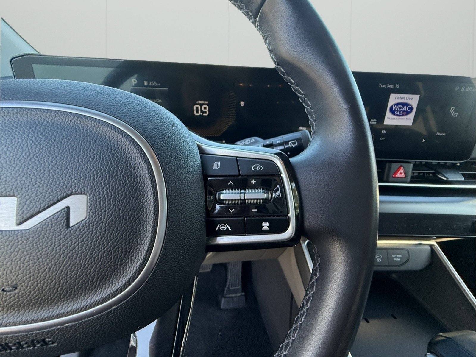 Used 2025 Kia Carnival FWD image 19
