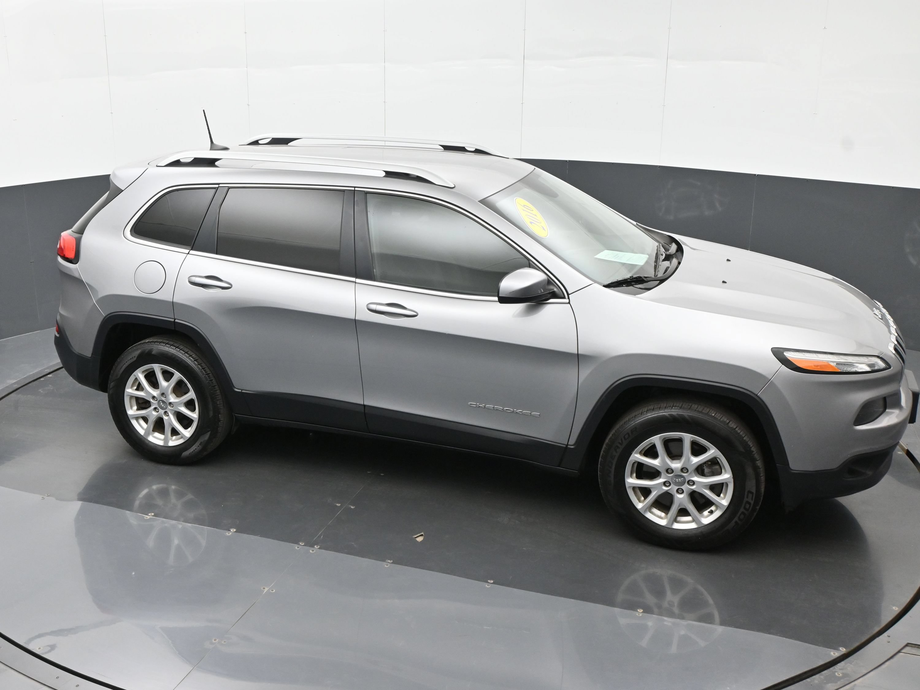 Used 2016 Jeep Cherokee Latitude AWD/4WD image 32