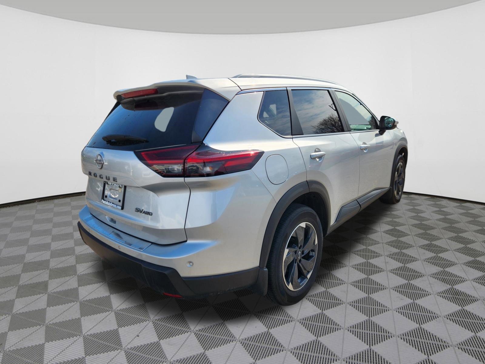 Used 2024 Nissan Rogue SV w/ SV Premium Package image 4