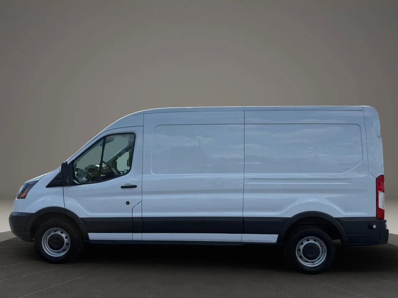 Used 2018 Ford Transit 250 148 Medium Roof RWD image 10