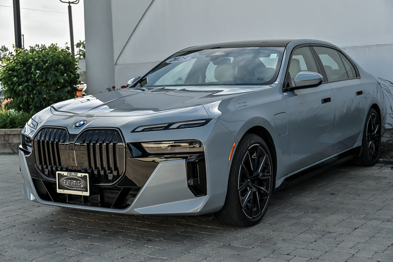 Used 2025 BMW 750e xDrive w/ Premium Package AWD/4WD image 5
