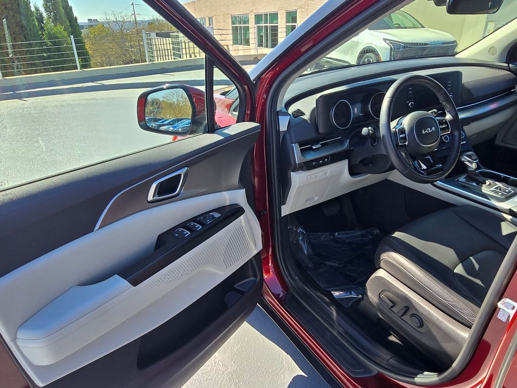Used 2024 Kia Carnival LX FWD image 23