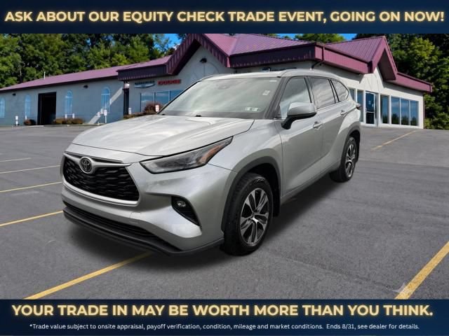 Used 2022 Toyota Highlander XLE AWD/4WD image 9