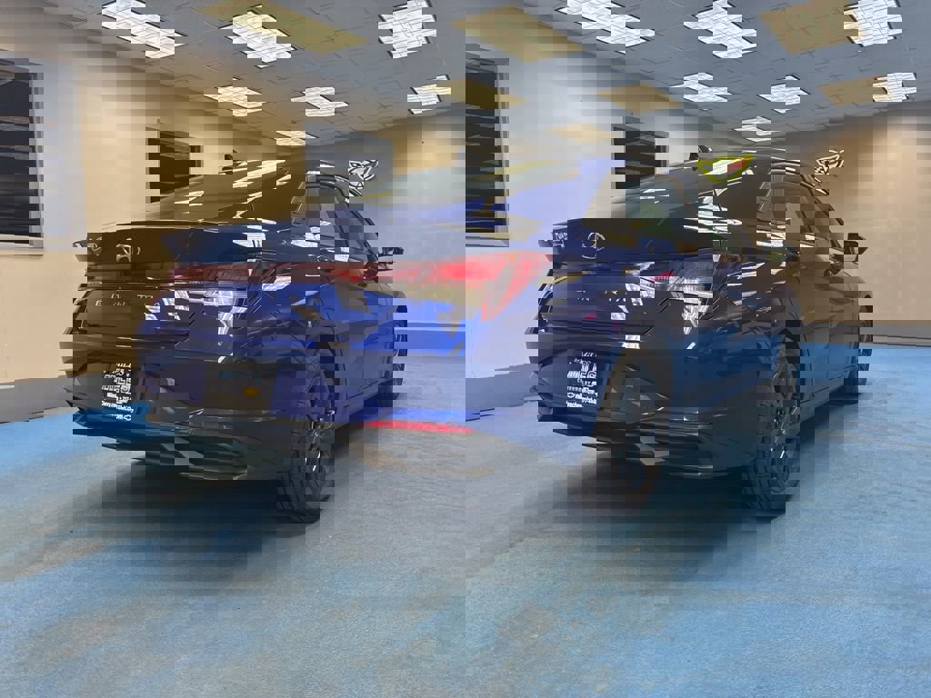 Used 2023 Hyundai Elantra SEL image 2