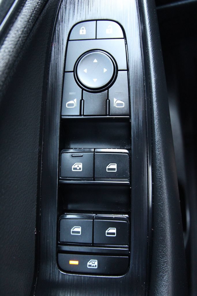 Used 2023 Nissan Rogue S AWD/4WD image 23