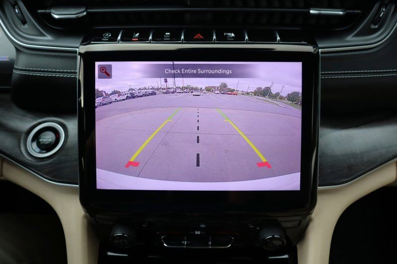 Used 2023 Jeep Grand Cherokee Limited image 13