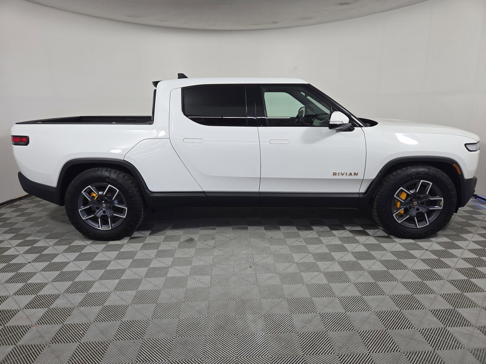 Used 2022 Rivian R1T Adventure image 6