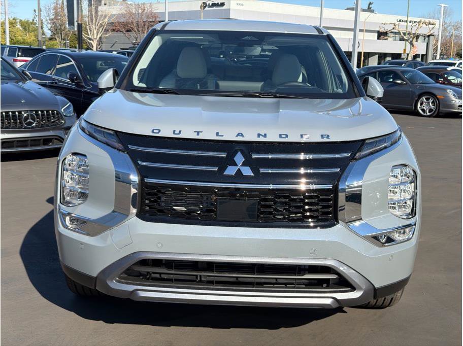 New 2026 Mitsubishi Outlander LE image 2