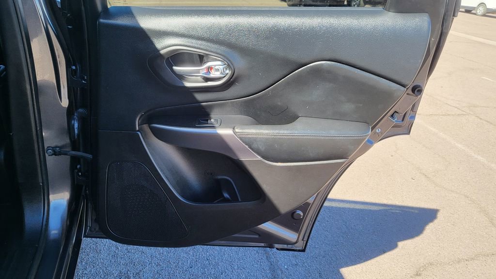 Used 2019 Jeep Cherokee Limited image 21