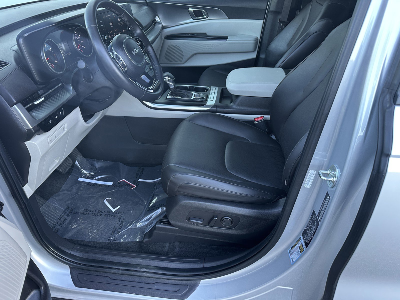 Used 2023 Kia Carnival LX FWD image 9
