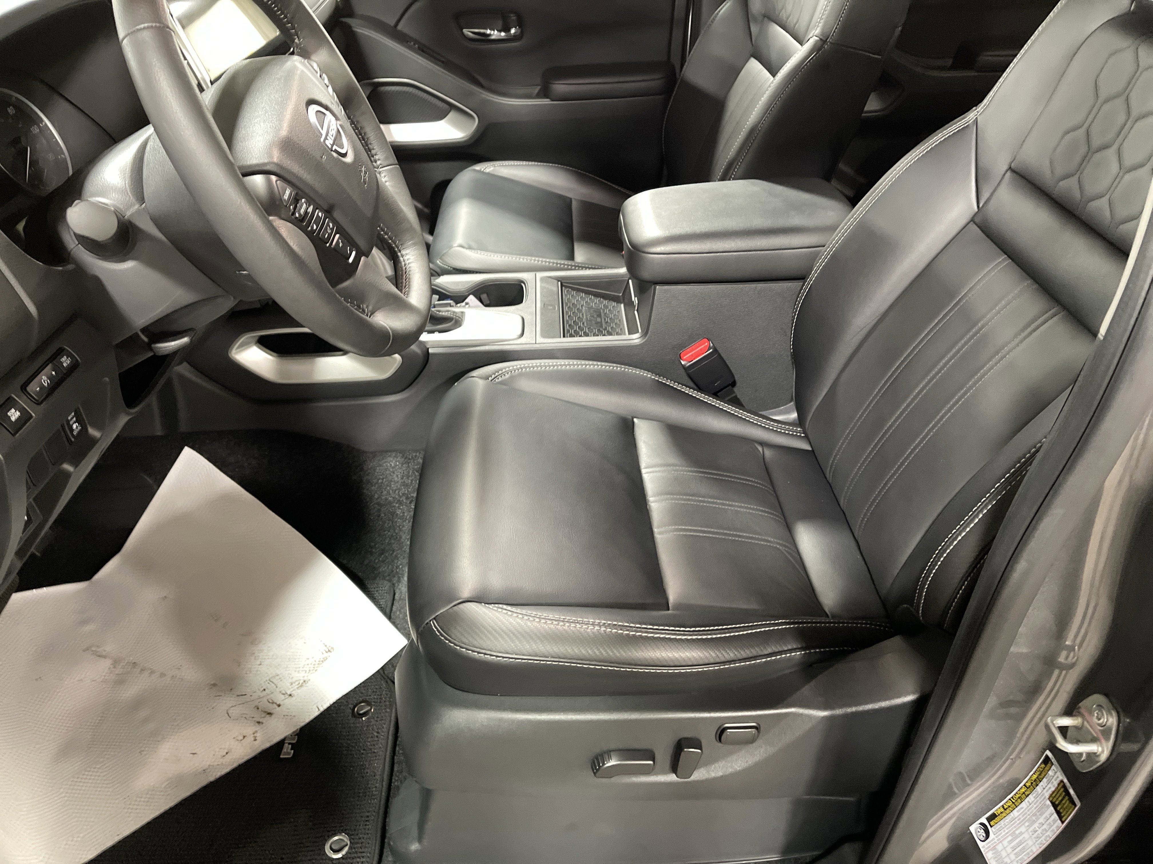 Used 2025 Nissan Frontier SL w/ Graphics Package image 13