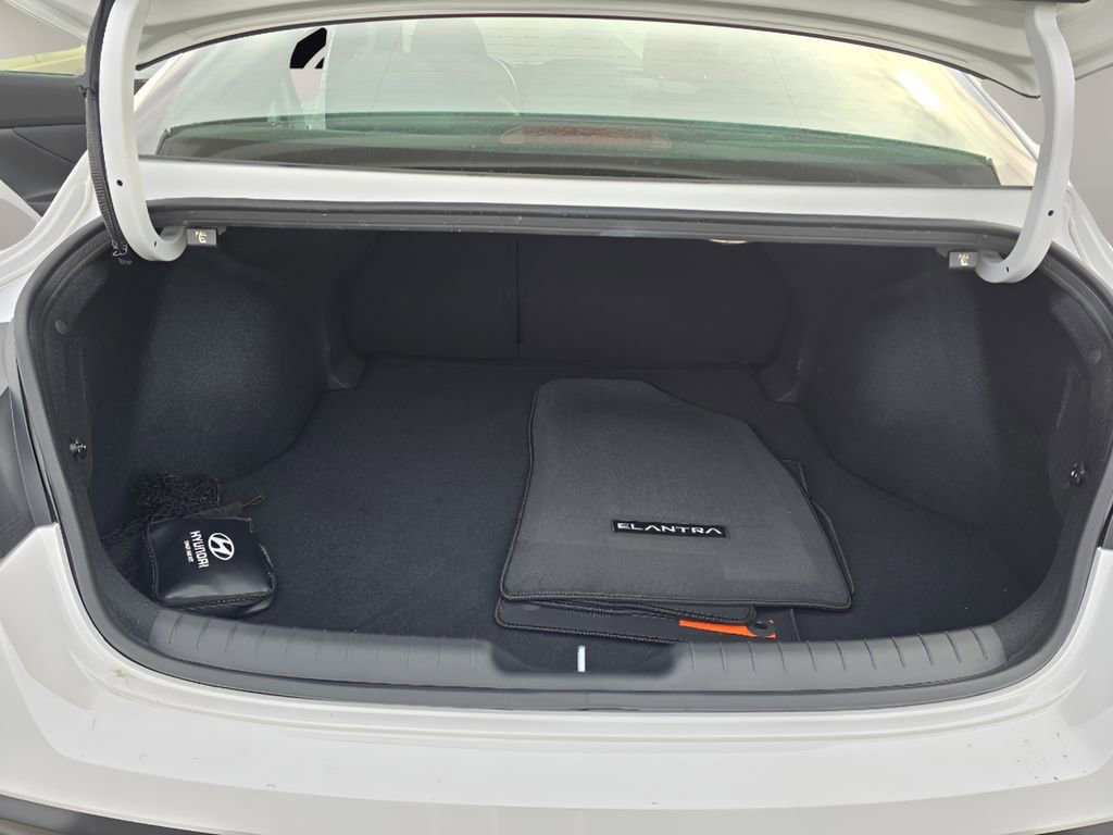 Used 2025 Hyundai Elantra Limited image 30