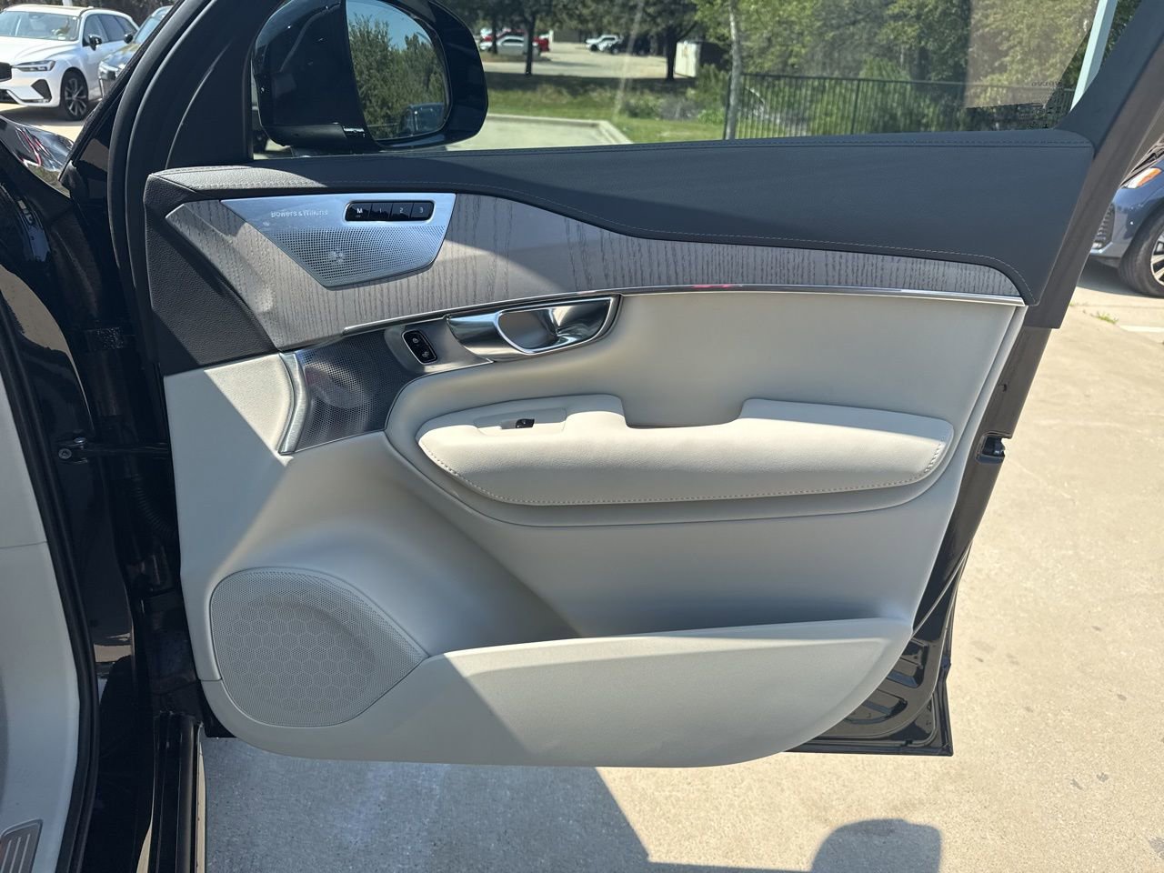 Used 2025 Volvo XC90 B6 Ultra w/ Lounge Package image 12