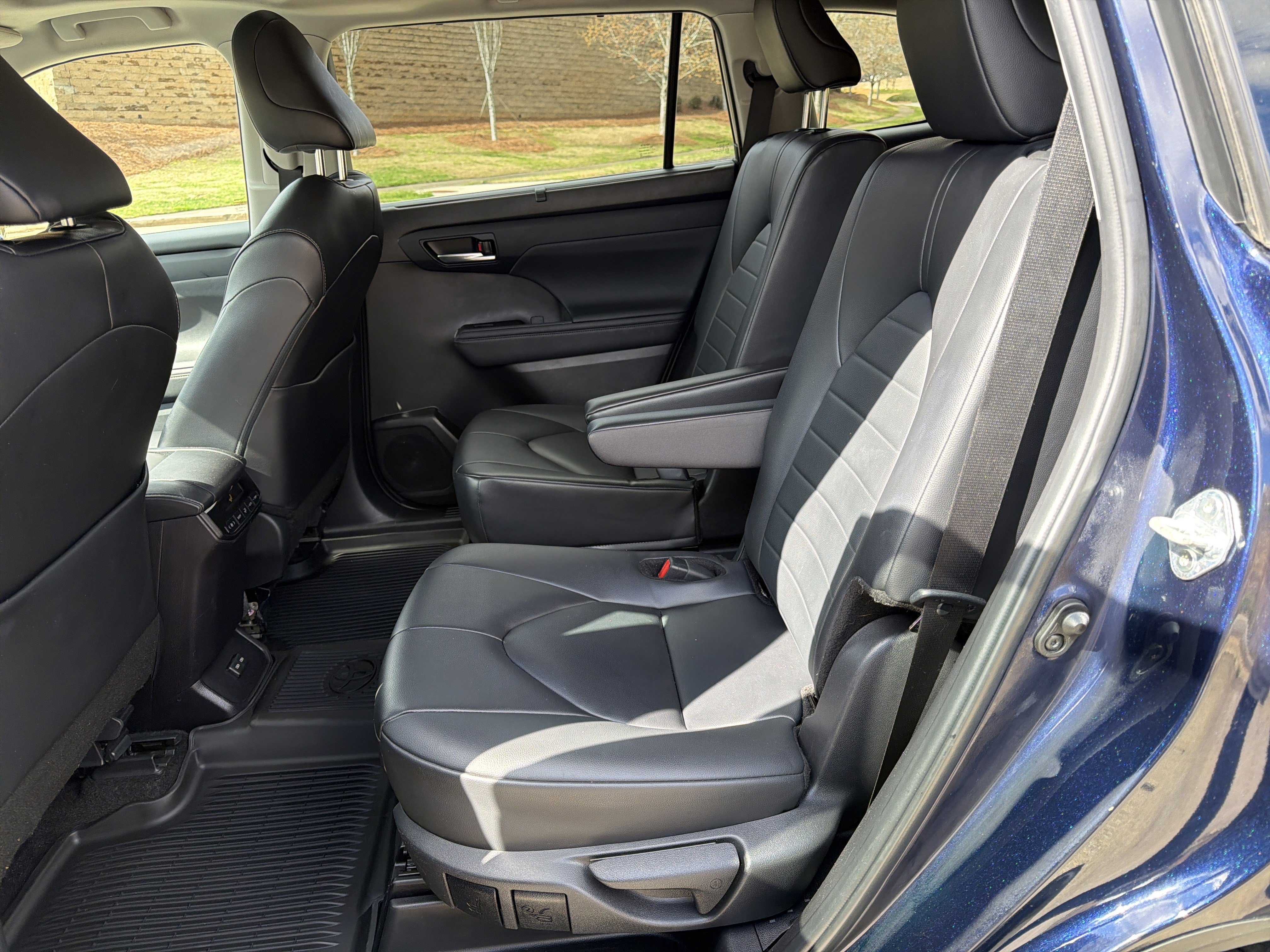 Used 2024 Toyota Highlander XLE FWD image 21