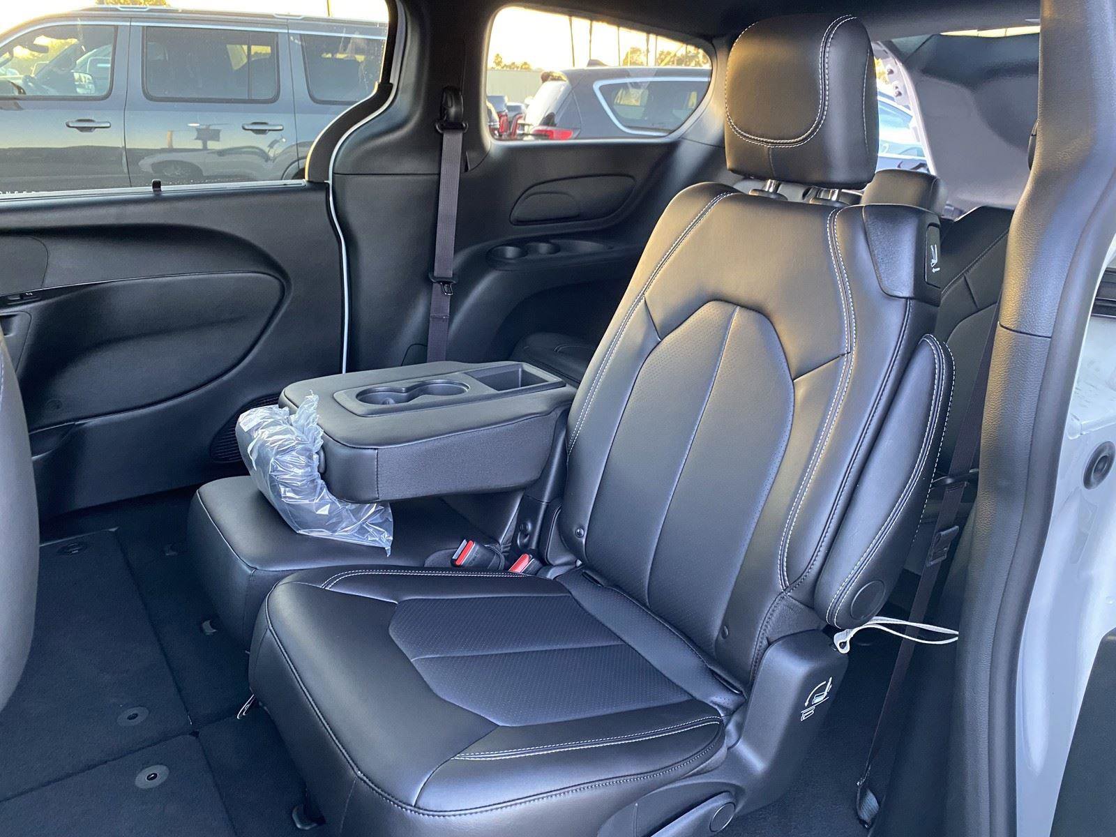 New 2026 Chrysler Pacifica Select FWD image 11