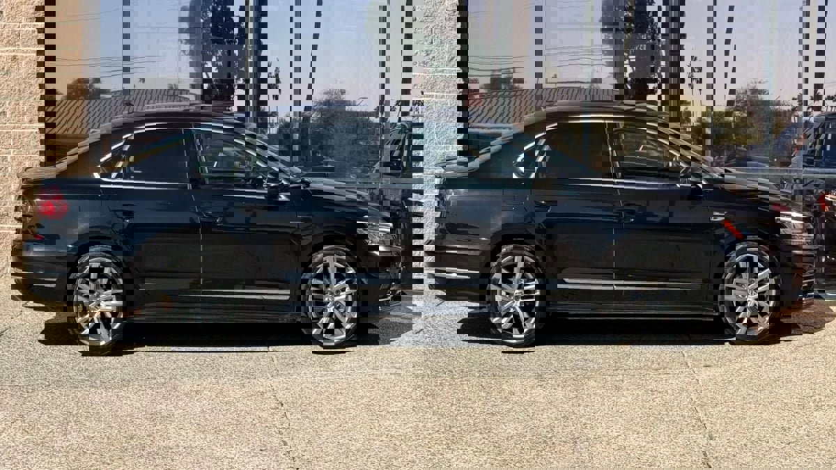 Used 2017 Volkswagen Passat 1.8T R-Line image 14