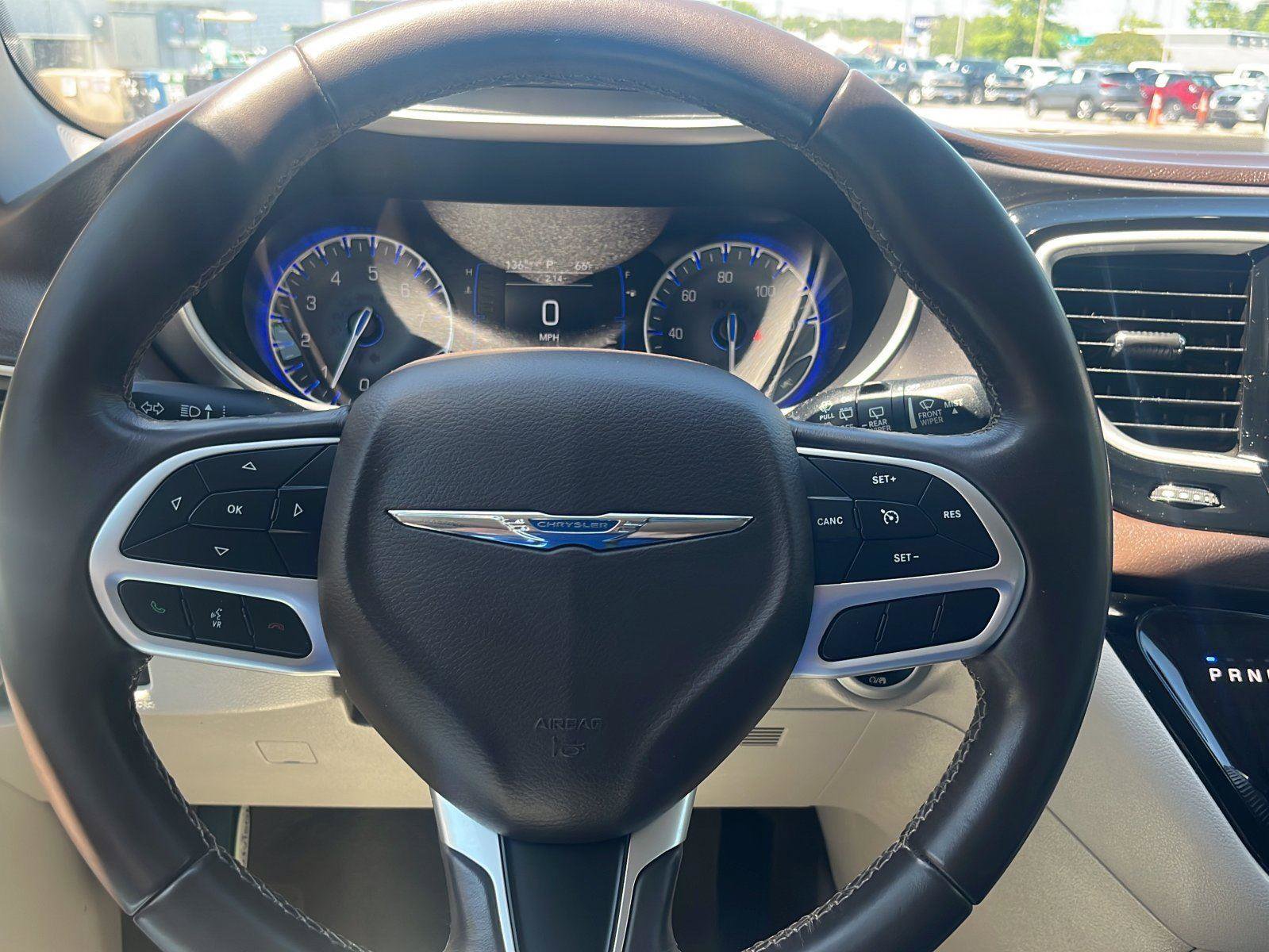 Used 2018 Chrysler Pacifica Touring-L FWD image 12
