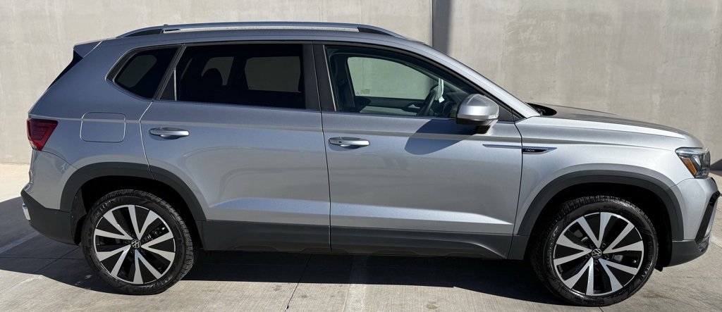 Certified 2024 Volkswagen Taos SE w/ MDO Package image 3