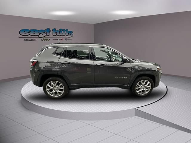 Used 2024 Jeep Compass Latitude w/ Sun and Sound Group AWD/4WD image 2