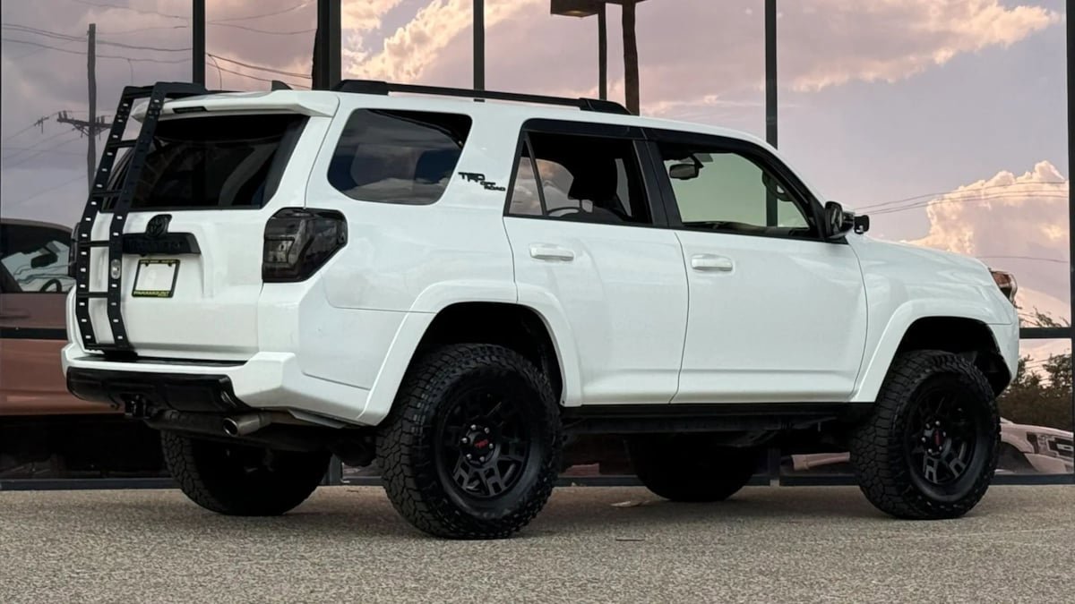 Used 2018 Toyota 4Runner TRD Off-Road Premium AWD/4WD image 11