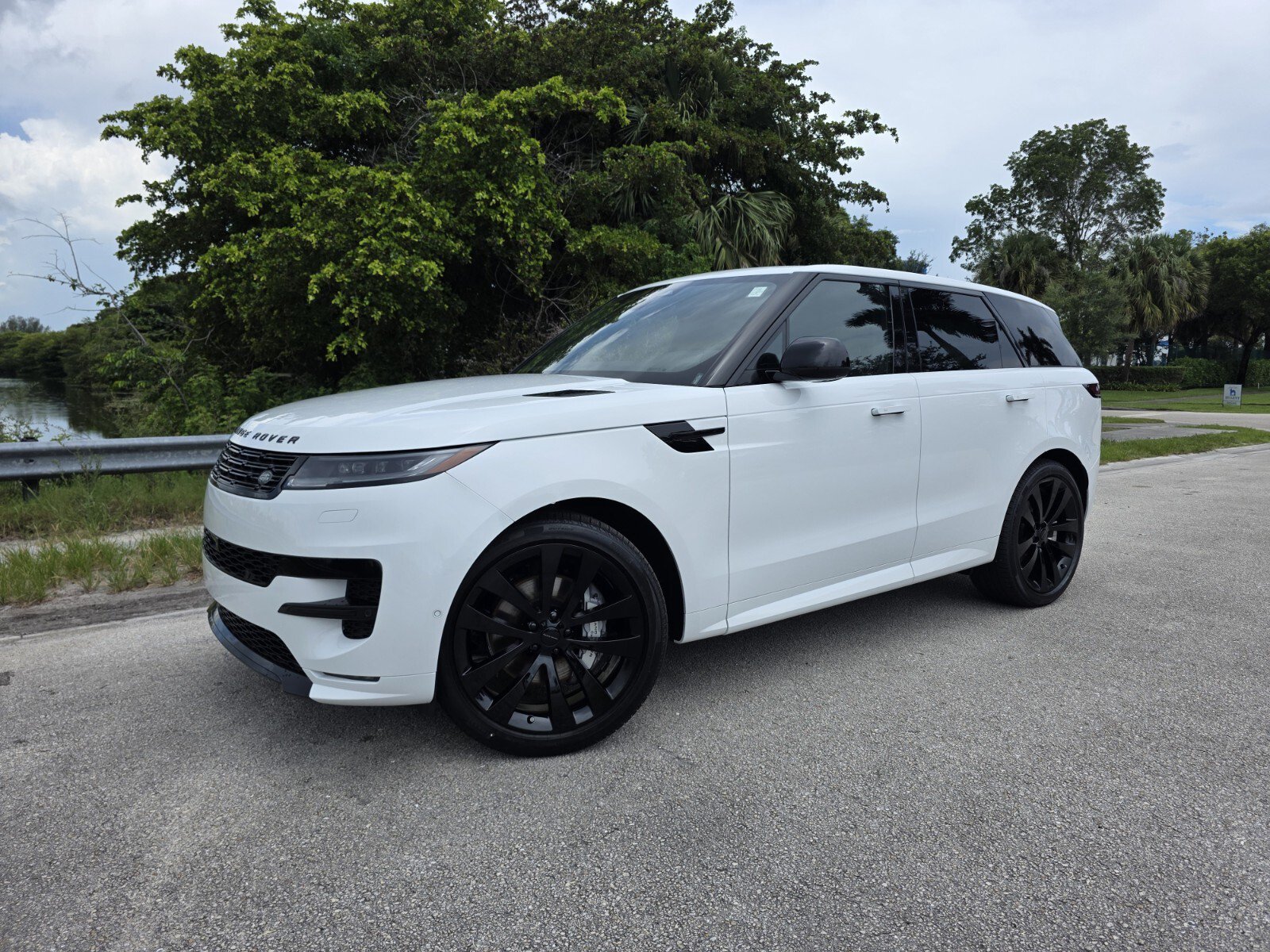 New 2026 Land Rover Range Rover Sport Dynamic SE AWD/4WD image 1
