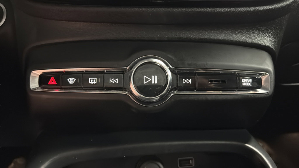 Used 2022 Volvo XC40 T5 Momentum image 34