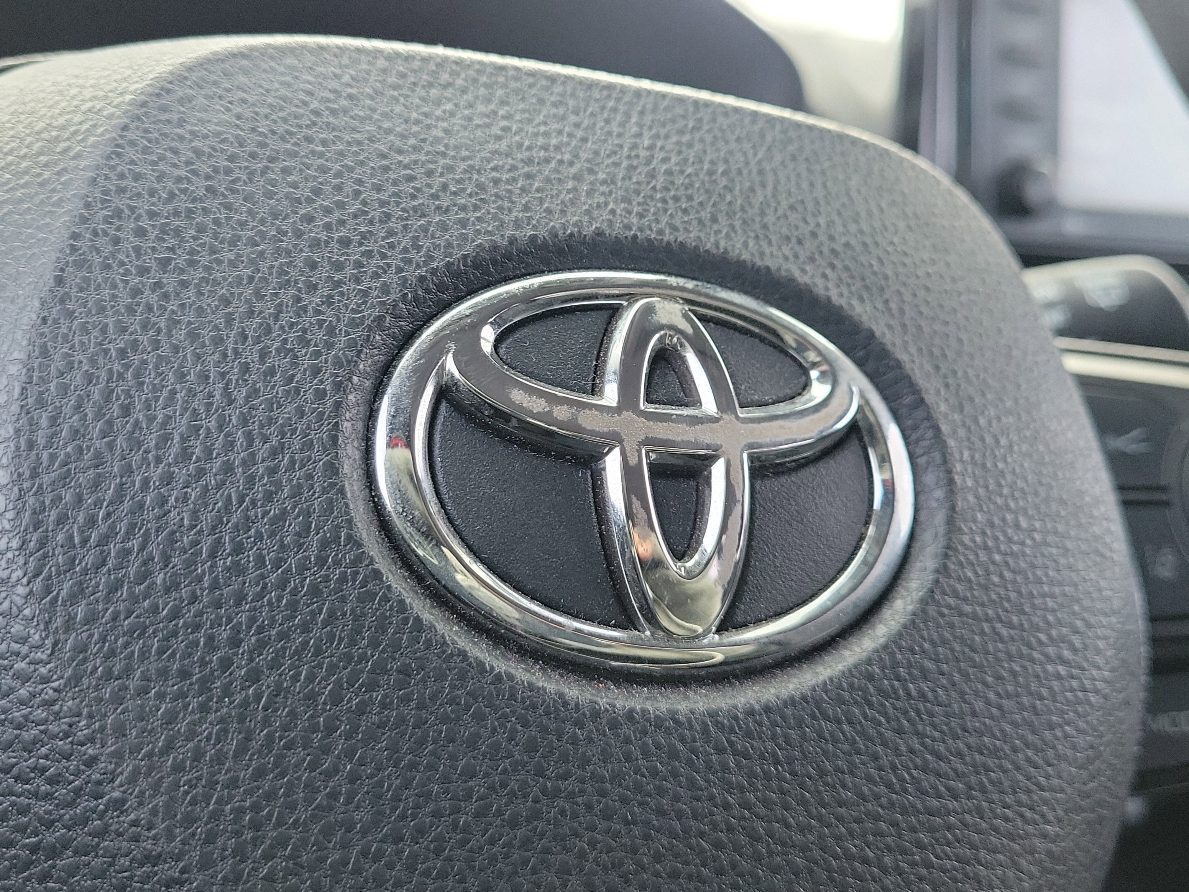Used 2020 Toyota RAV4 LE image 20